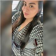 Docente de español imparte clases a estudiantes que deseen mejorar en esta área